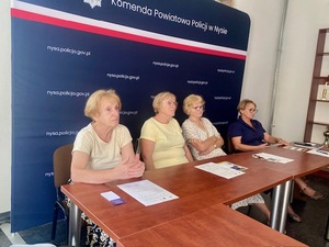 kolorowa grafika - spotkanie policjanta z seniorami