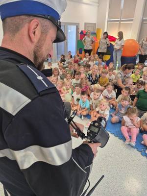 kolorowa grafika - policjanci na spotkaniu w przedszkolu