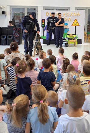 kolorowa grafika - policjanci na spotkaniu w przedszkolu