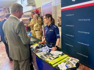 kolorowa grafika policjanci oraz uczestnicy na konferencji