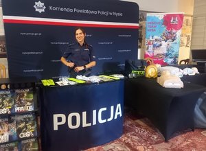 kolorowa grafika policjanci oraz uczestnicy na konferencji