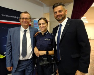 kolorowa grafika policjanci oraz uczestnicy na konferencji