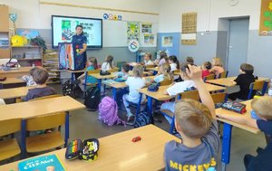 policjantka na spotkaniu z uczniami - kolorowa grafika