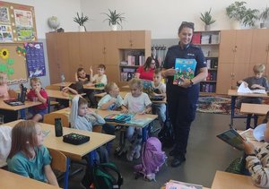 policjantka na spotkaniu z uczniami - kolorowa grafika