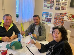 kolorowe zdjęcia - policjanci na spotkaniu z seniorami