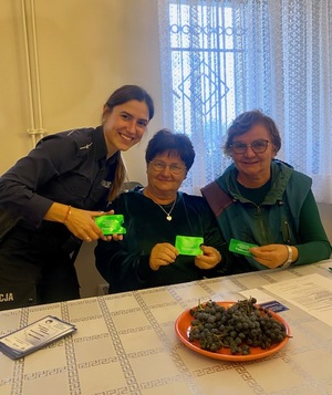 kolorowe zdjęcia - policjanci na spotkaniu z seniorami
