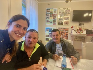 kolorowe zdjęcia - policjanci na spotkaniu z seniorami