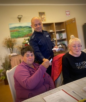 kolorowe zdjęcia - policjanci na spotkaniu z seniorami
