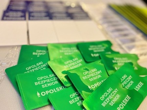 kolorowe zdjęcia - policjanci na spotkaniu z seniorami