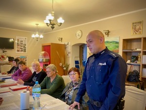 kolorowe zdjęcia - policjanci na spotkaniu z seniorami