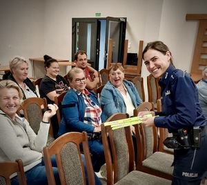 kolorowe zdjęcia - policjanci na spotkaniu z seniorami