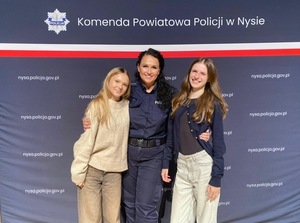 kolorowe zdjęcia - policjanci i młodzież podczas debaty