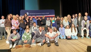 kolorowe zdjęcia - policjanci i młodzież podczas debaty