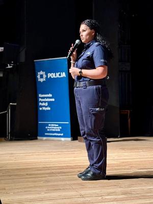 kolorowe zdjęcia - policjanci i młodzież podczas debaty