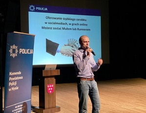 kolorowe zdjęcia - policjanci i młodzież podczas debaty