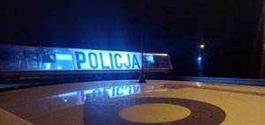 kolorowa grafika - radiowóz i napis policja