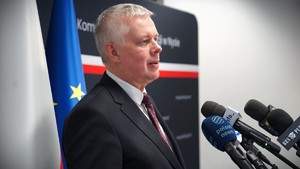 Mężczyzna przed mikrofonem.