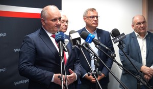 Mężczyzna podpisuje dokument.