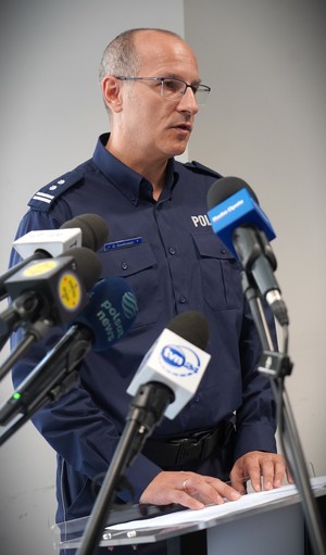 Mężczyzna przy mikrofonach.