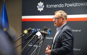 Mężczyzna przy mikrofonie.