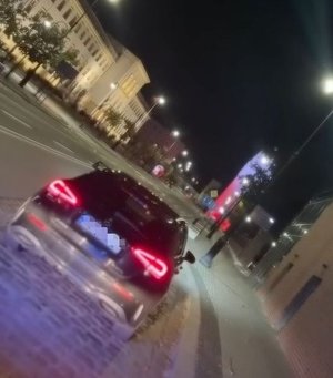 kolorowa grafika- pojazd zatrzymany do kontroli przez policjantki