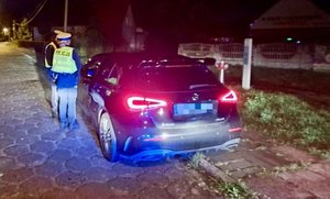 kolorowa grafika- pojazd zatrzymany do kontroli przez policjantki