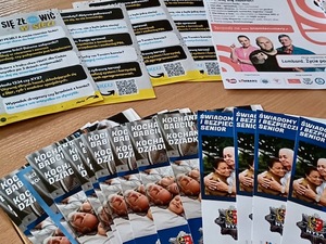 kolorowa grafika - policjanci na spotkaniu z seniorami