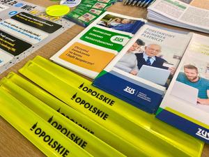 Spotkanie z seniorami - na zdjęciach policjantka i seniorzy