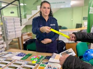 Spotkanie z seniorami - na zdjęciach policjantka i seniorzy