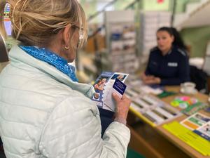 Spotkanie z seniorami - na zdjęciach policjantka i seniorzy