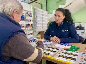 Spotkanie z seniorami - na zdjęciach policjantka i seniorzy