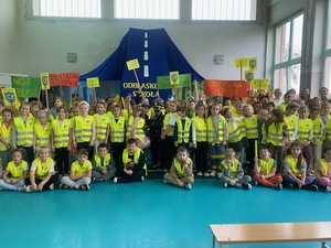 KOLOROWE GRAFIKI Z PRZEDSTAWIENIA ODBLASKOWA SZKOŁA