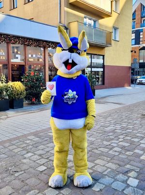 policjantki wspólnie z uczniami podczas wręczania kartek