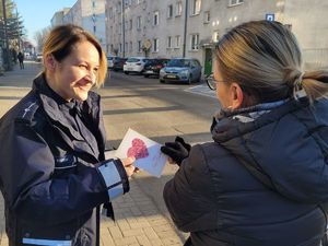 policjantki wspólnie z uczniami podczas wręczania kartek
