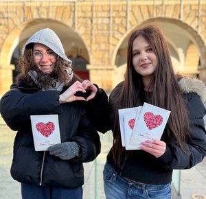 policjantki wspólnie z uczniami podczas wręczania kartek