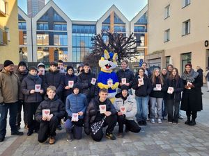 policjantki wspólnie z uczniami podczas wręczania kartek