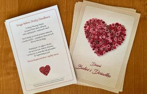 policjantki wspólnie z uczniami podczas wręczania kartek