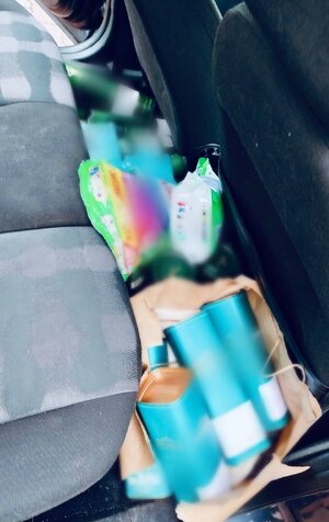 rzeczy pochodzące z przestępstwa w pojeździe, i zatrzymany mężczyzna z policjantami