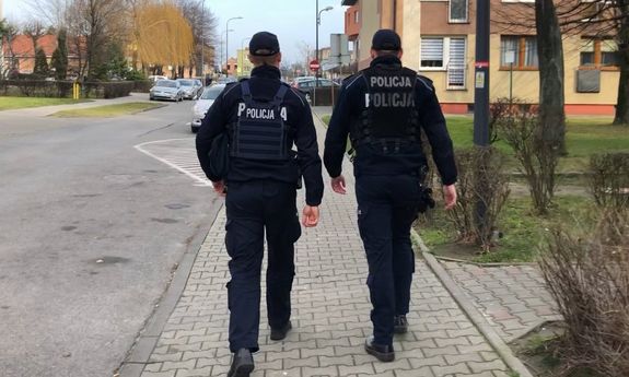 policjanci w patrolu