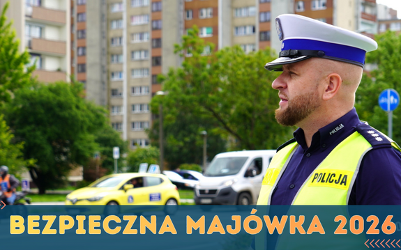 policjant stojący bokiem