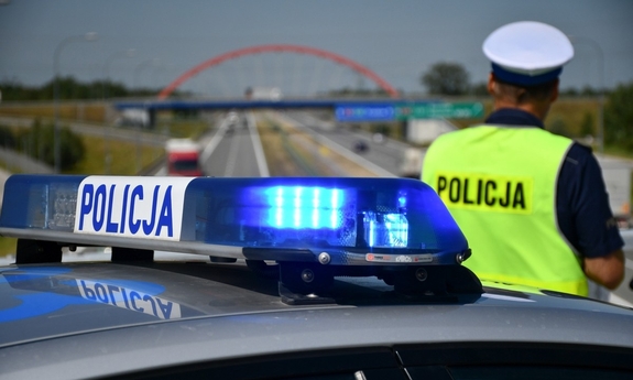 radiowóz i policjant