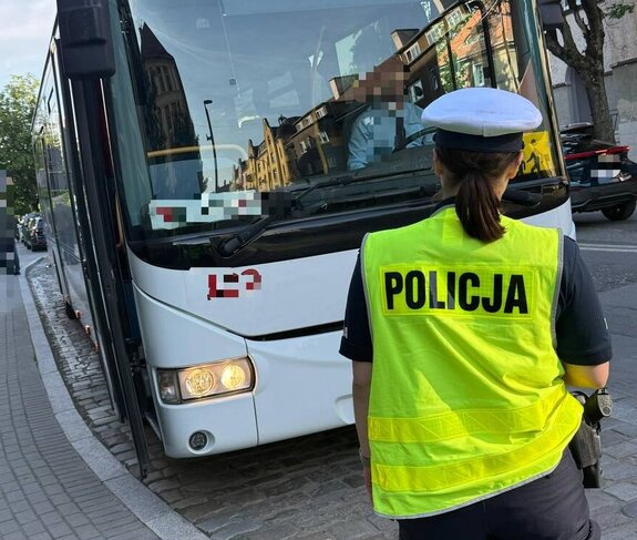policjanci podczas kontroli autokaru
