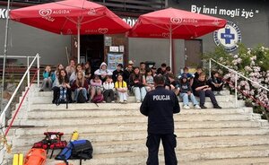 Policjant na spotkaniu z uczniami na terenie jeziora nyskiego
