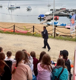 Policjant na spotkaniu z uczniami na terenie jeziora nyskiego