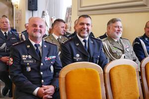 Zdjęcia z Powiatowych Obchodów Święta Policji w Nysie. Na zdjęciach znajdują się policjanci, policjantki, władze samorządowe.