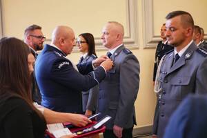 Zdjęcia z Powiatowych Obchodów Święta Policji w Nysie. Na zdjęciach znajdują się policjanci, policjantki, władze samorządowe.
