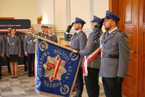 Zdjęcia z Powiatowych Obchodów Święta Policji w Nysie. Na zdjęciach znajdują się policjanci, policjantki, władze samorządowe.