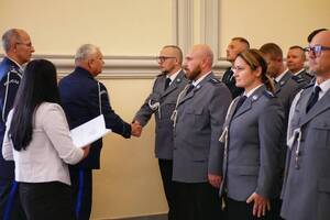 Zdjęcia z Powiatowych Obchodów Święta Policji w Nysie. Na zdjęciach znajdują się policjanci, policjantki, władze samorządowe.