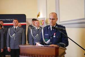 Zdjęcia z Powiatowych Obchodów Święta Policji w Nysie. Na zdjęciach znajdują się policjanci, policjantki, władze samorządowe.