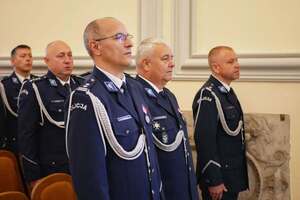 Zdjęcia z Powiatowych Obchodów Święta Policji w Nysie. Na zdjęciach znajdują się policjanci, policjantki, władze samorządowe.